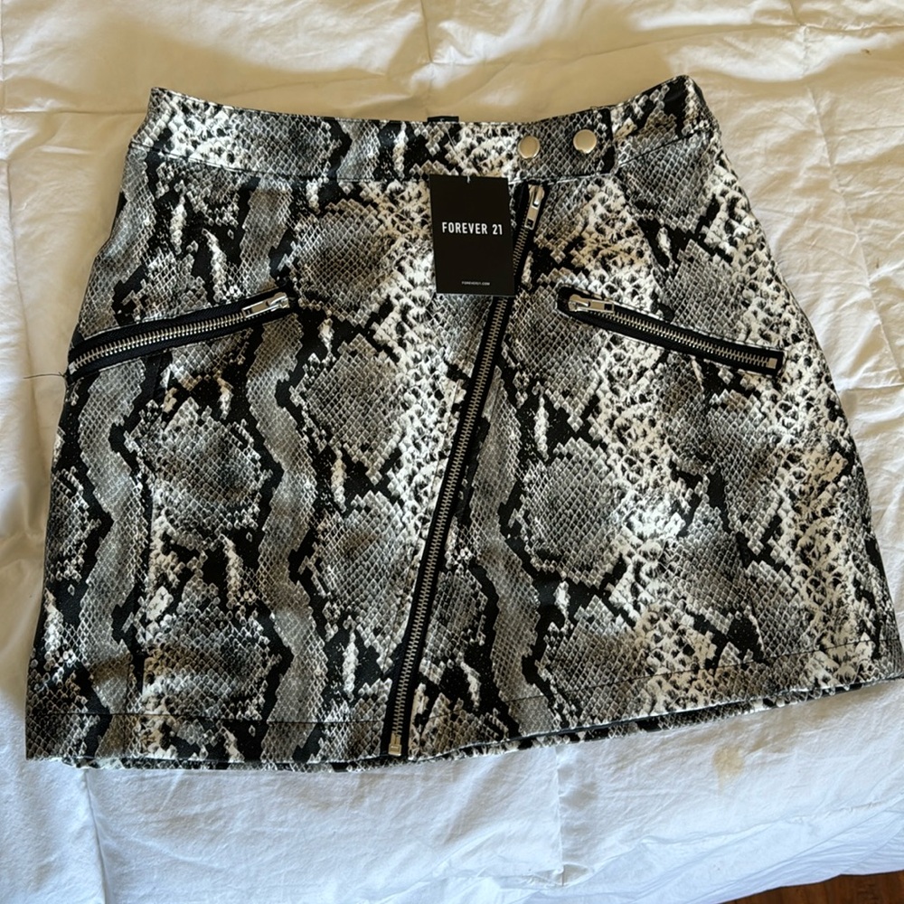 BRAND NEW black and white skirt